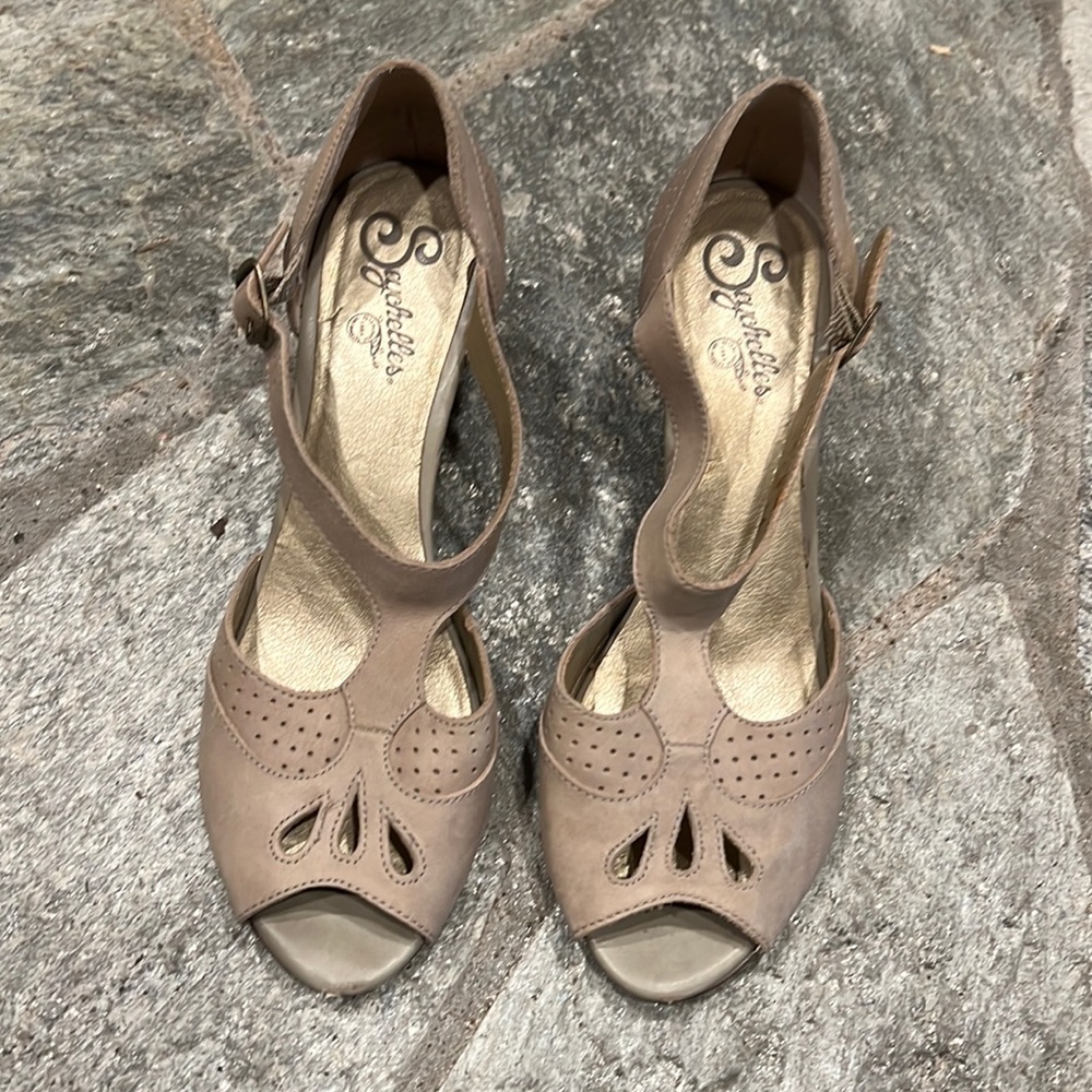 Seychelles t-bar ivory/cream heels vintage inspired size 9